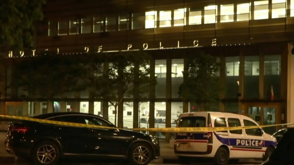 Pronostic vital "toujours engag&eacute;" pour un des policiers bless&eacute;s par balle dans un commissariat