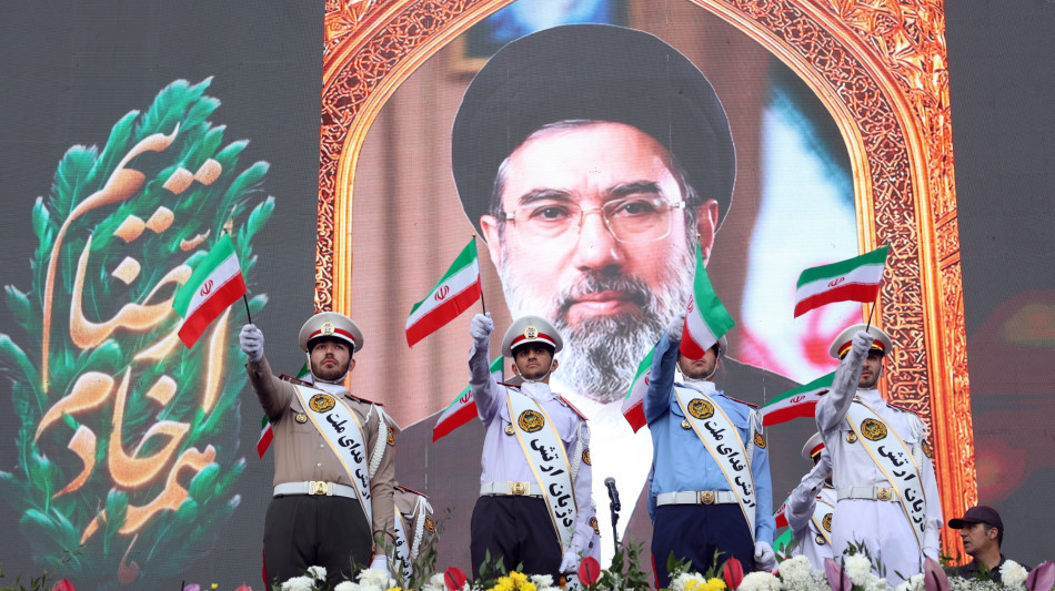 Khamenei, 'l'unico posto per gli Usa nel Golfo Persico &egrave; in fondo al mare'