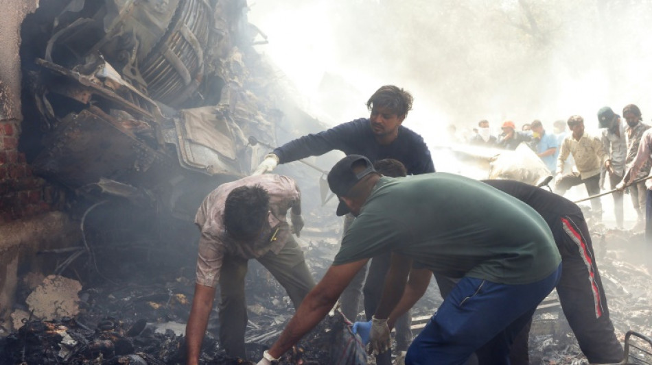 Un avión con 242 personas a bordo se estrella contra un edificio en India