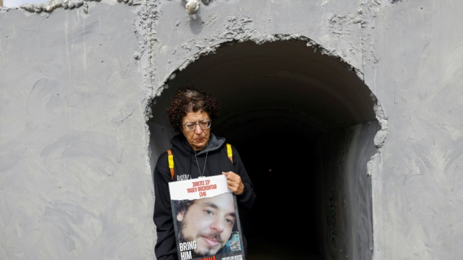 Angh&ouml;rige israelischer Geiseln enth&uuml;llen Nachbau eines Hamas-Tunnels