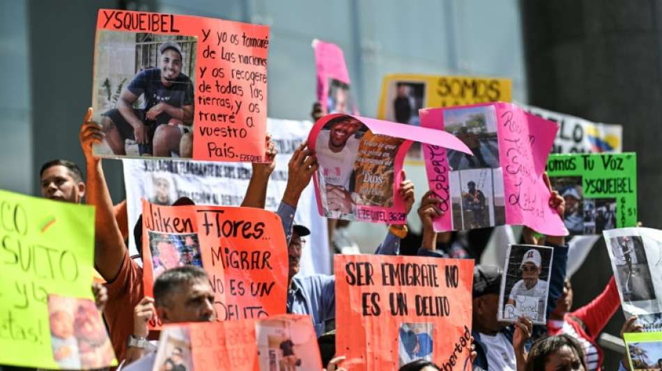 Arrestan a una abogada que auxilia a migrantes deportados a El Salvador