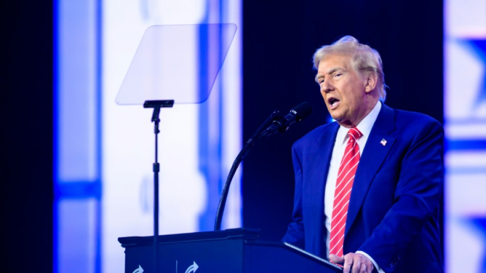 Trump deseja 'Feliz Natal' aos 'lun&aacute;ticos de esquerda' nas redes sociais