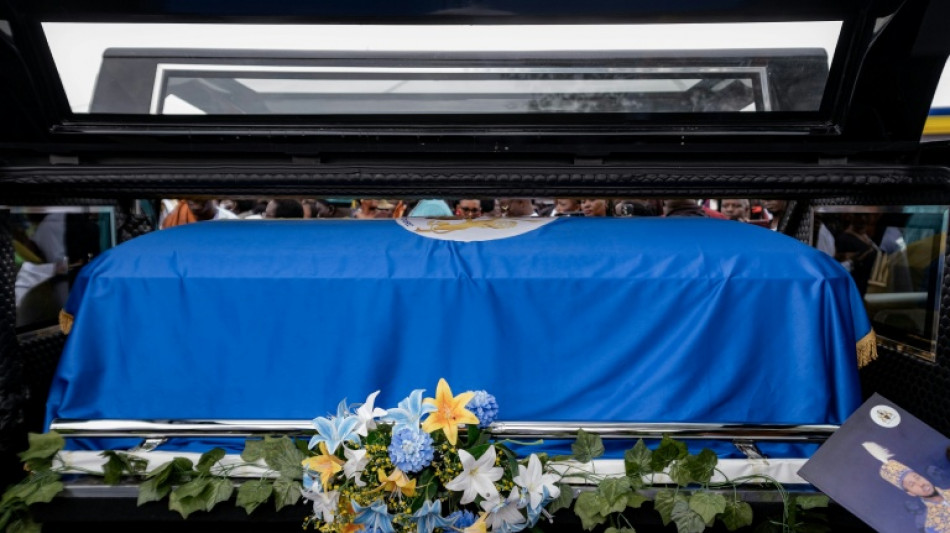 Ouganda: derniers hommages au "plus jeune roi" du monde, la succession en toile de fond