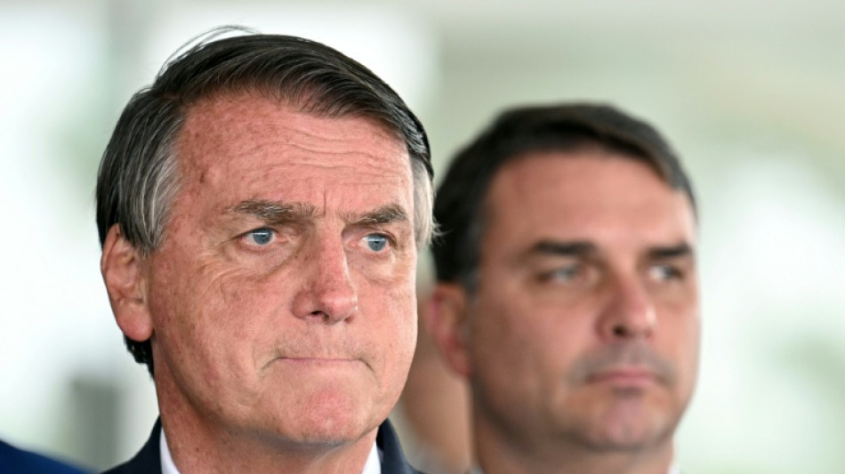 Bolsonaro &eacute; operado com sucesso do ombro direito em Bras&iacute;lia