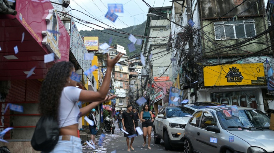 Frapp&eacute;s par l'ins&eacute;curit&eacute;, les habitants d'une favela de Rio votent sans se faire d'illusion