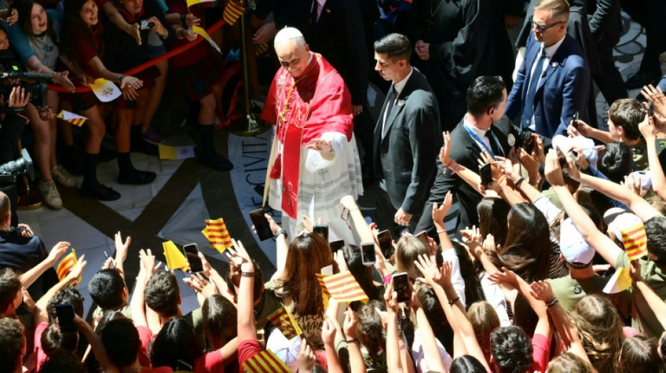 Papa chega &agrave; Sagrada Fam&iacute;lia, em Barcelona, para aben&ccedil;oar torre de Jesus Cristo
