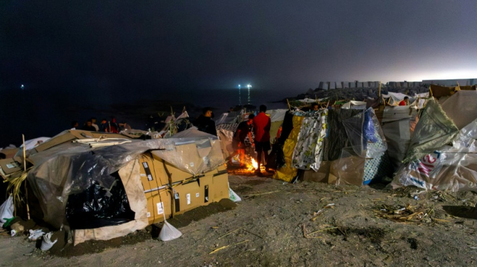 Desalojan a los migrantes de un gran asentamiento en Ceuta antes de la visita de los reyes de Espa&ntilde;a
