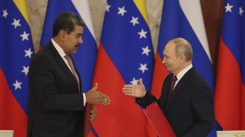 Putin parla con Maduro, 'solidarietà contro le pressioni esterne'