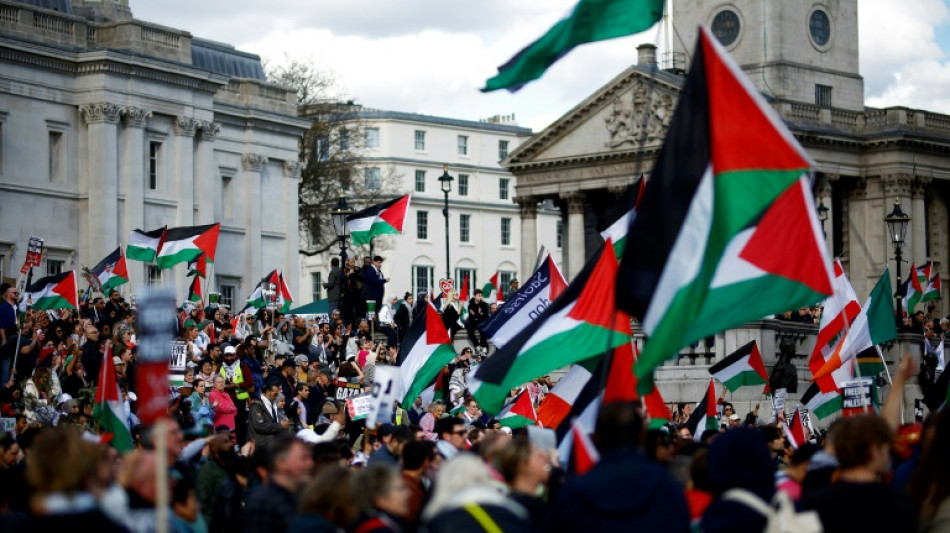 Tausende pro-pal&auml;stinensische Demonstranten ziehen durch London