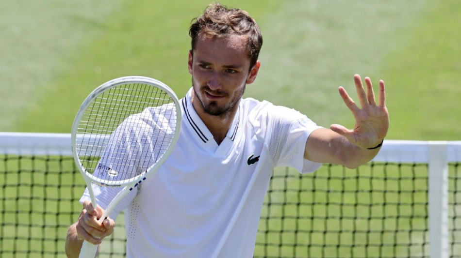 Medvedev supera Mannarino em jogo de dois dias e vai &agrave; terceira rodada de Wimbledon
