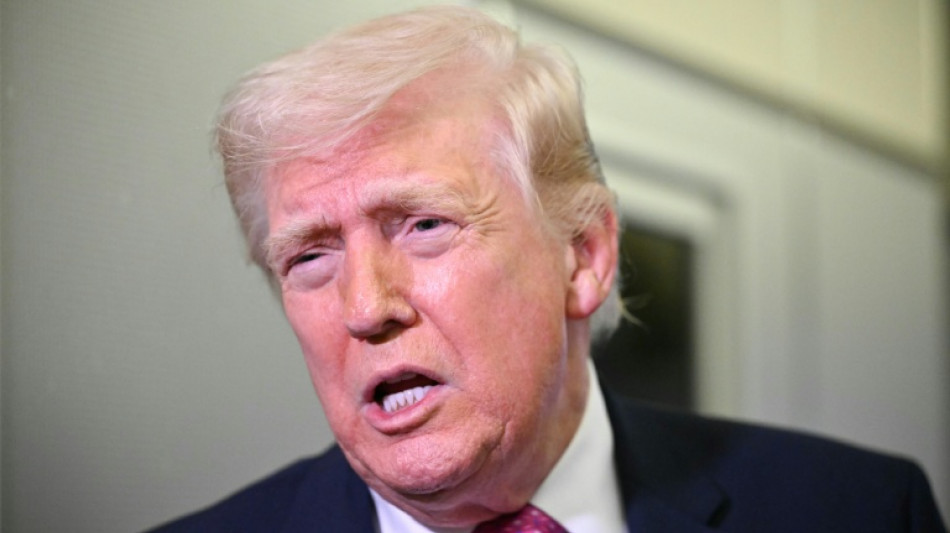 Trump menace d'"an&eacute;antir" l'&icirc;le de Kharg, le p&eacute;trole toujours haut