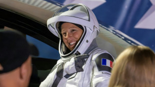 Sophie Adenot, primera francesa en efectuar una caminata espacial fuera de la EEI
