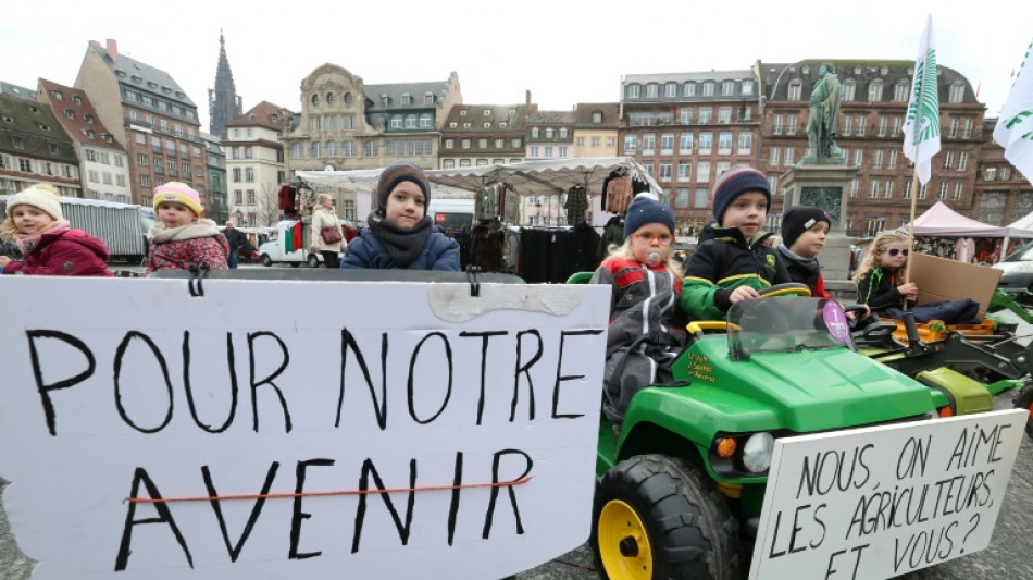 In Stra&szlig;burg demonstrieren Bauernkinder auf ihren Spielzeugtraktoren 