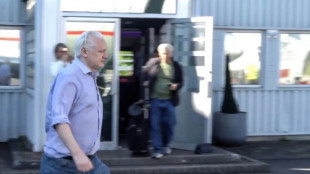 Wikileaks-Gr&uuml;nder Assange auf dem Weg in die Freiheit - Flugzeug in Bangkok abgehoben 