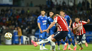 "Chicharito" Hernández termina entre críticas su segunda etapa con las Chivas de México