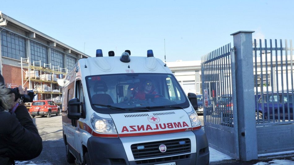 Incidente lavoro, due operai cadono da tetto, uno &egrave; morto