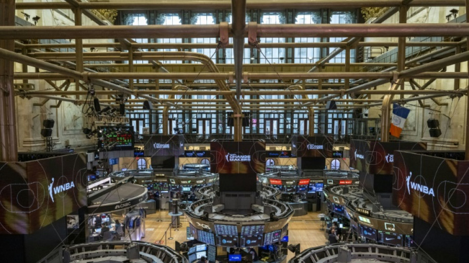 Wall Street ouvre en hausse, d'humeur positive avant un week-end f&eacute;ri&eacute;