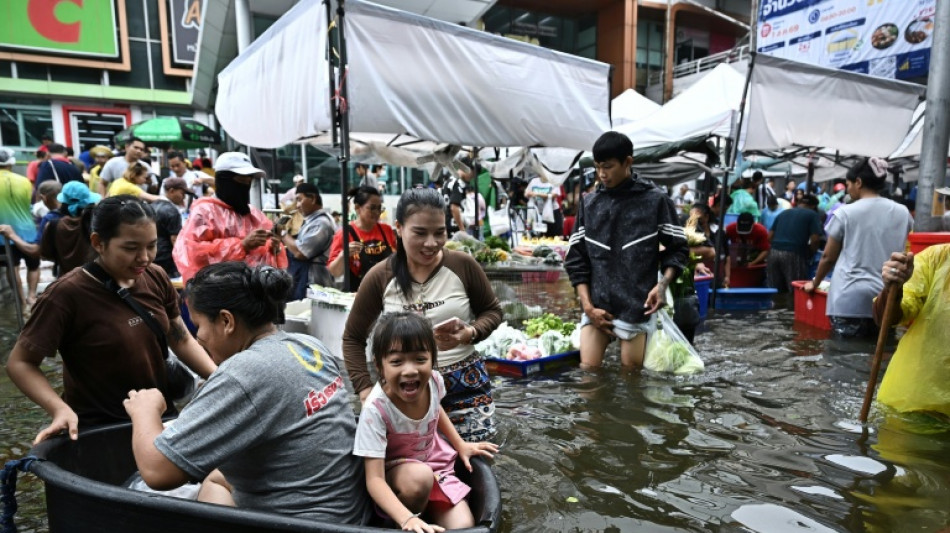 Bangkok inond&eacute; s'adapte avec des... march&eacute;s flottants