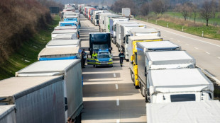 Gericht: Autofahrer m&uuml;ssen Rettungsgasse auf Autobahnen sofort bilden