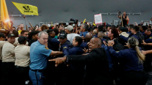 Manifestantes indígenas enfrentam seguranças na COP30 