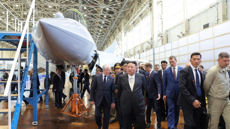 A Vladivostok, Kim Jong Un examine des armes russes aux c&ocirc;t&eacute;s du ministre de la D&eacute;fense