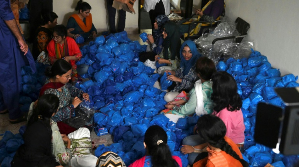 Un grupo de mujeres lidia con el tab&uacute; de las reglas en la ayuda para las inundaciones en Pakist&aacute;n