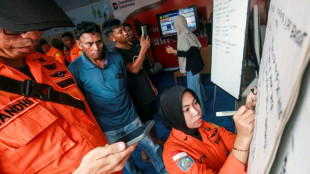 Seis muertos y m&aacute;s de 100 desaparecidos tras volcar un ferri en Indonesia