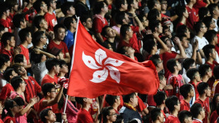 Fu&szlig;ballfans in Hongkong bleiben bei chinesischer Hymne sitzen und werden festgenommen