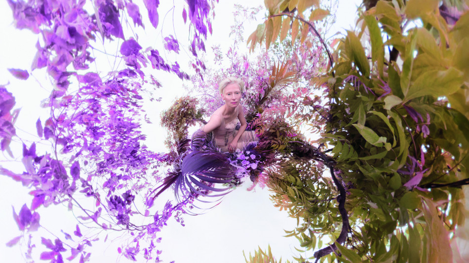 Calendario Pirelli 2026 tra natura e tecnologia sfida l'ageismo